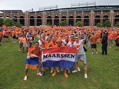 Met oranje crocs, hoed en een vlag met ‘Maarssen’ vallen negen vrienden op tussen duizenden fans in 