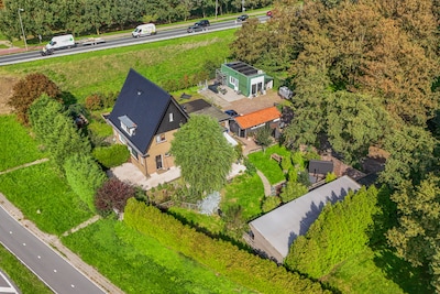 Klein landgoedje van 835.000 euro met hottub en sauna is paradijsje binnen drukke wegen in Gouda