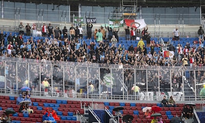 UEFA straft Feyenoord voor racisme en bekergooien bij Barcelona
