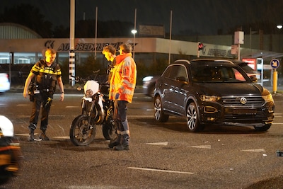 Motorrijder raakt gewond bij botsing met auto in Oosterhout, kruispunt deels afgesloten