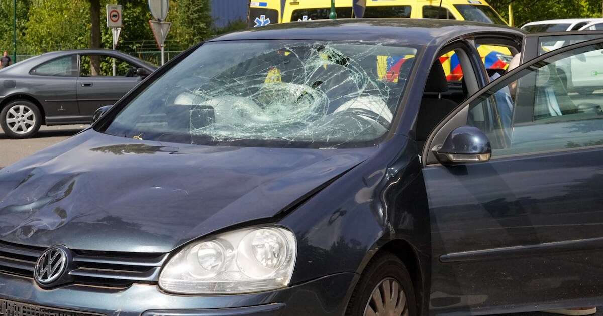 Scooterrijder belandt op voorruit van auto in Aarle-Rixtel en raakt zwaargewond