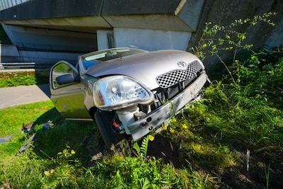 Auto vliegt van rotonde bij Geffen, bestuurder gewond naar ziekenhuis gebracht