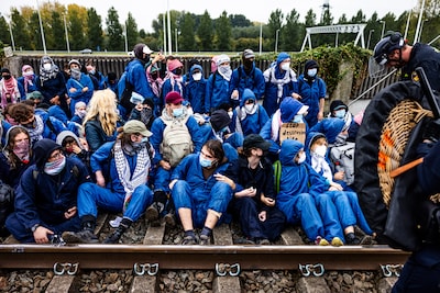 Hoe 600 actievoerders de Rotterdamse haven blokkeerden: ‘Gat uitgegraven onder spoor’