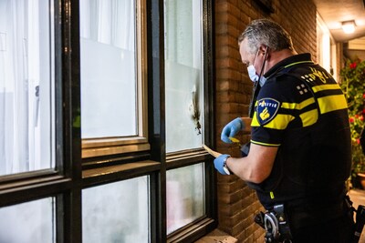 Explosief op raam geplakt in Lambertusstraat in Rotterdam