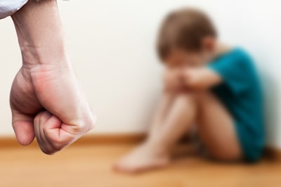 Oppas en ‘stiefopa’ (34) veroordeeld voor drievoudige mishandeling van dreumes
