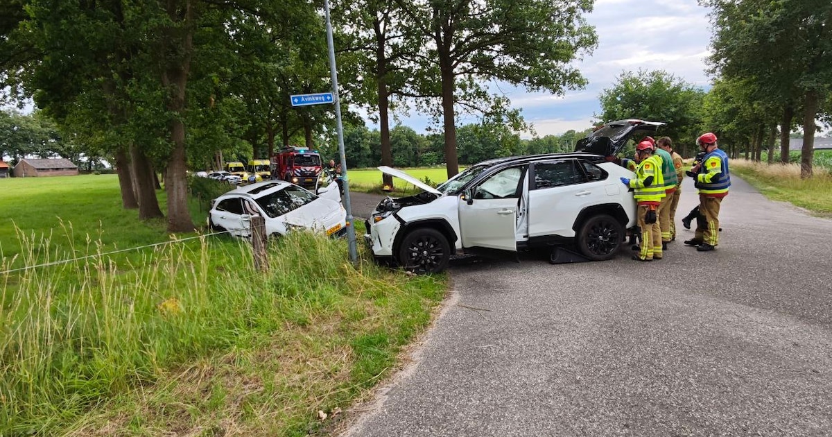 Twee gewonden en auto in greppel na botsing | Oost Gelre