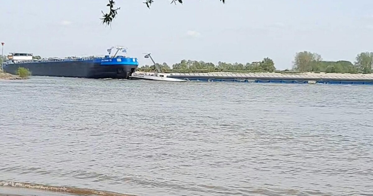 Schepen botsen frontaal op de Waal, strandgangers filmen aanvaring: ‘Ik hoorde drie keer hard toeter