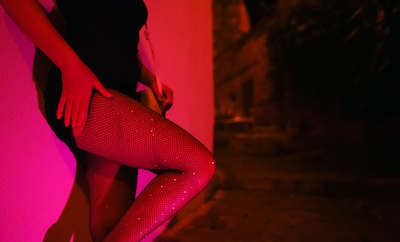 Wanneer de politie aanbelt, appt Mehmet (58) snel zijn huursters: ‘Als ze vragen, zijn jullie op vak