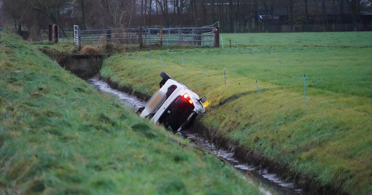 Auto zijlings in sloot gereden langs Fraamweg in Middelstum