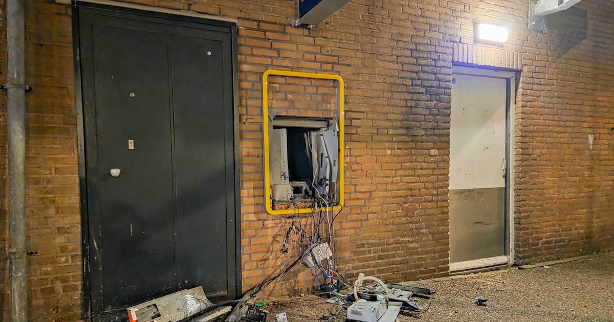 Plofkraak op geldautomaat bij supermarkt in Amersfoort, briefgeld op straat