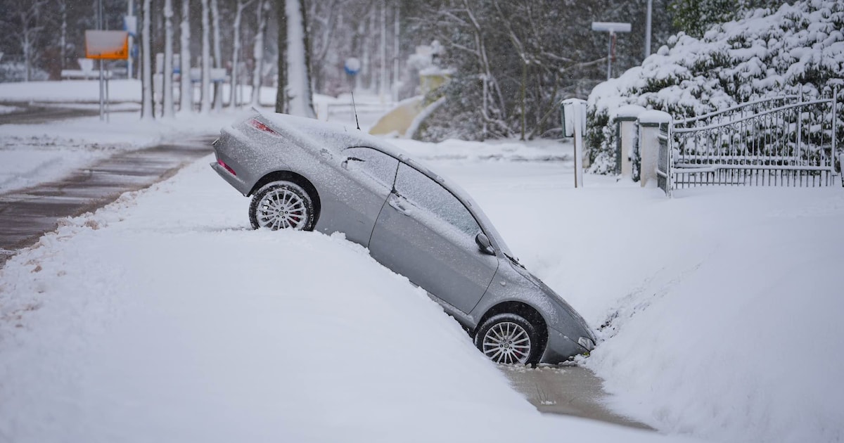 Auto met de neus in de sloot in Vries