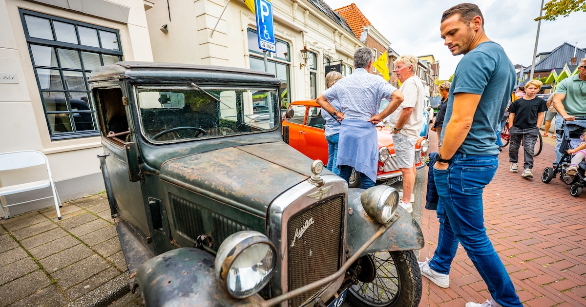 Duizenden mensen verdringen zich voor oldtimers in Alphen: oude brandweerwagen uit 1955 steelt de sh