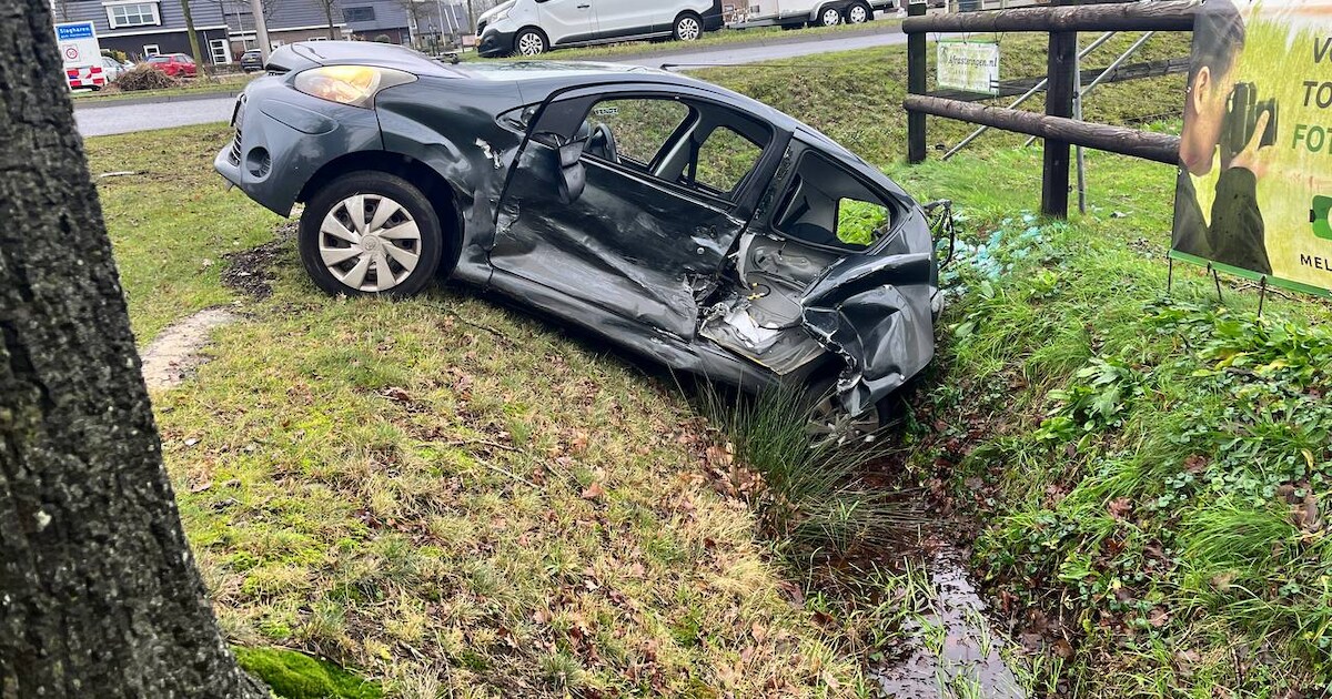Flink in de kreukels en half in de sloot: twee auto’s zwaar beschadigd door botsing in Slagharen