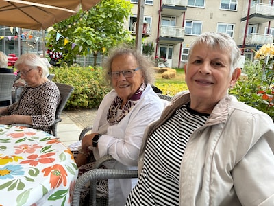 De bewoners van dit woonzorgcentrum ‘kamperen’ in hun eigen achtertuin