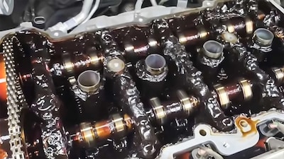 Dit gebeurt er wanneer je een motor een jaar lang stationair laat draaien