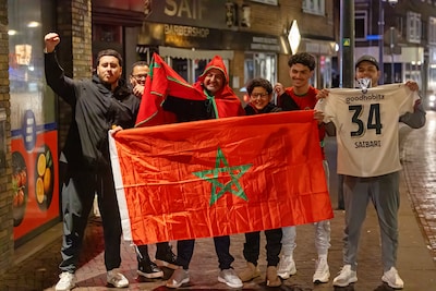 Na 120 zenuwslo­pen­de minuten klinkt dan toch getoeter door de Kruis­straat