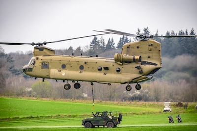 Spectaculaire beelden: defensie oefent met deze enorme helikopter
