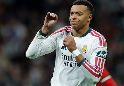‘Bergkampiaanse’ Kylian Mbappé toont week voor Gouden Bal-verkiezing topvorm met heerlijke goal en panenka