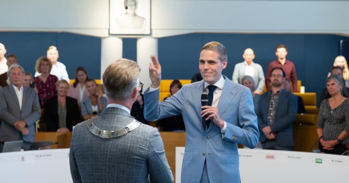Lennart van der Plas (VVD) geïnstalleerd als wethouder in Aalsmeer