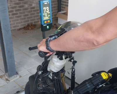 Scooterrijder (17) rijdt weg voor controle, scheurt over stoep en loopt vast in doodlopend steegje i