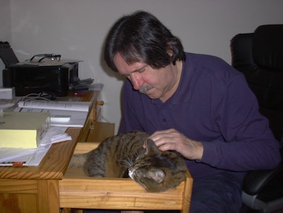 Uitgehongerde hond gevonden naast overleden baasje: ‘Dit dierenleed had voorkomen kunnen worden’