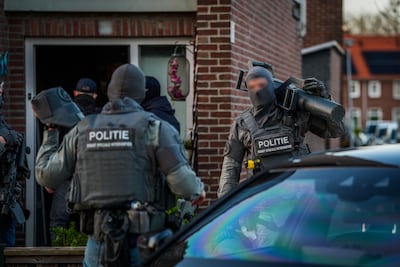 Zwaarbewapend arrestatieteam valt Eindhovense woning binnen: man aangehouden
