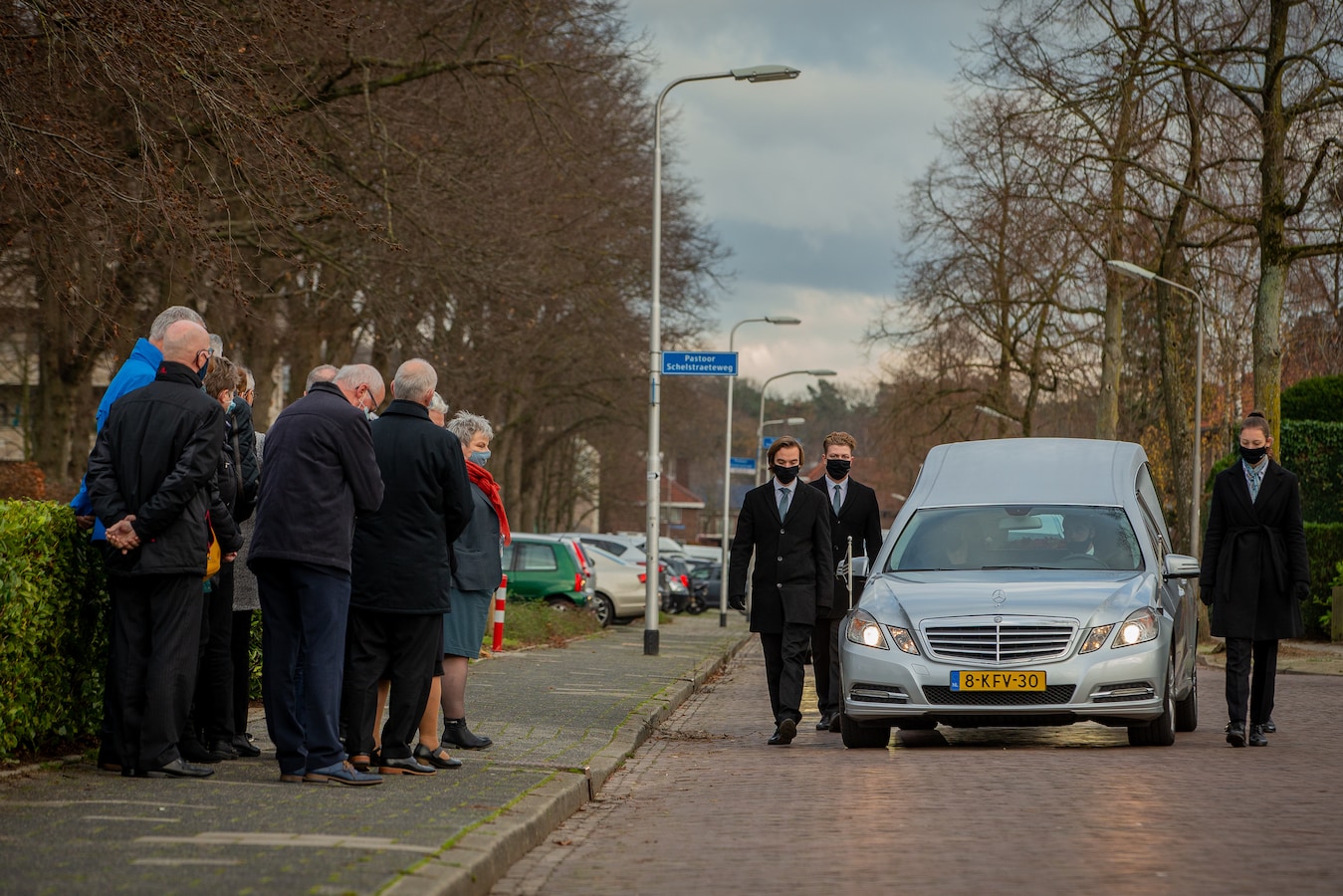 de-rouwstoet-van-sebastiaan-arriveert-bij-begraafplaats-sint-barbara-in-brakkenstein