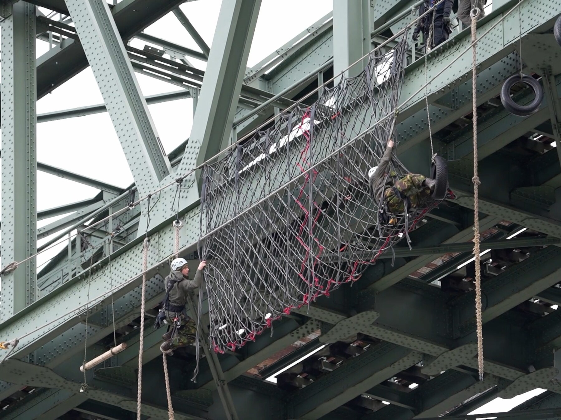 Mariniers bungelen aan de Hef voor oefening speciale operaties