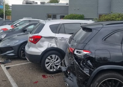 Voet schiet van de rem op het gaspedaal: meerdere auto’s geramd op parkeerplaats in Oisterwijk
