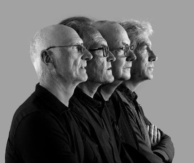 Zanggroep Stanza speelt in de bibliotheek in Heeze