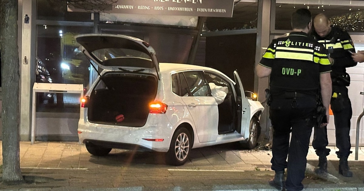 Auto rijdt gemakswinkel binnen in Heerlen