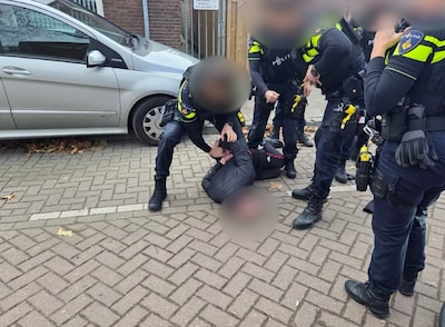 Meerdere telefoontjes leiden tot arrestatie van man (42) die in Utrecht met mogelijk vuurwapen rondf