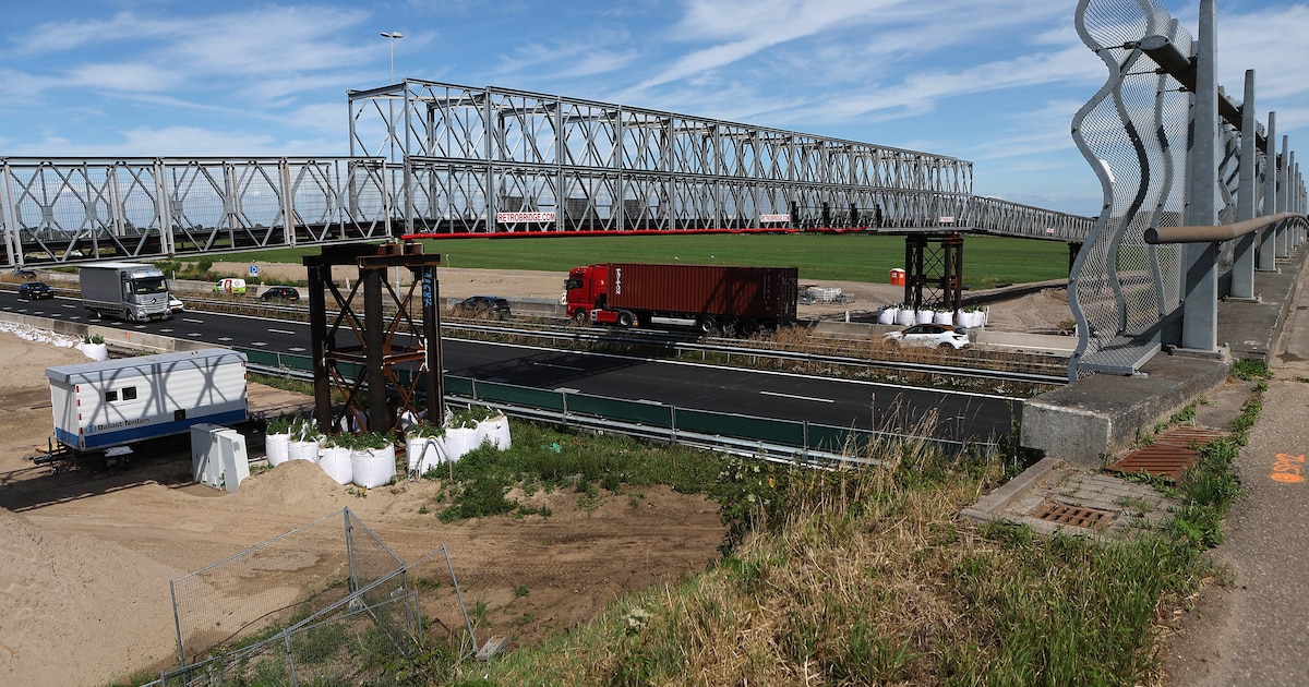 Ruim vijf meter boven de A27 steken fietsers over via eigen brug als Rijkswaterstaat nieuw viaduct b