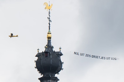 Arnhems treitervliegtuig cirkelt boven Nijmegen om verloren bekerfinale NEC er in te wrijven