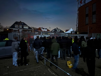 Supporters wachten spelersbus Go Ahead Eagles op: ‘Schaam je kapot’