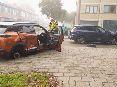 Auto’s botsen op kruising in Helmond, wiel vliegt van auto af