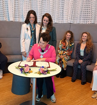 Na oproep tijdens Pride stapt Utrechts stel in huwelijksbootje mét Sharon Dijksma als ‘babs’
