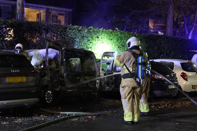 Meerdere voertuigen in brand op parkeerplaats in Rhenen