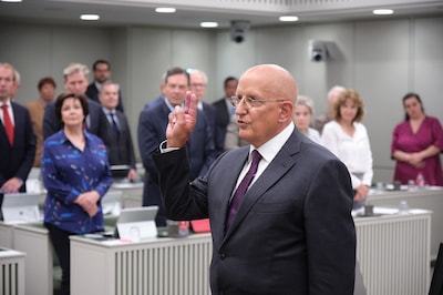 BBB senator publicly resigns membership during party meeting but wants to remain in caucus