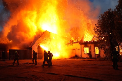 Buurt wantrouwend na verwoestende brand in woning en schuur in Hulten, omdat er eerder een drugslab 
