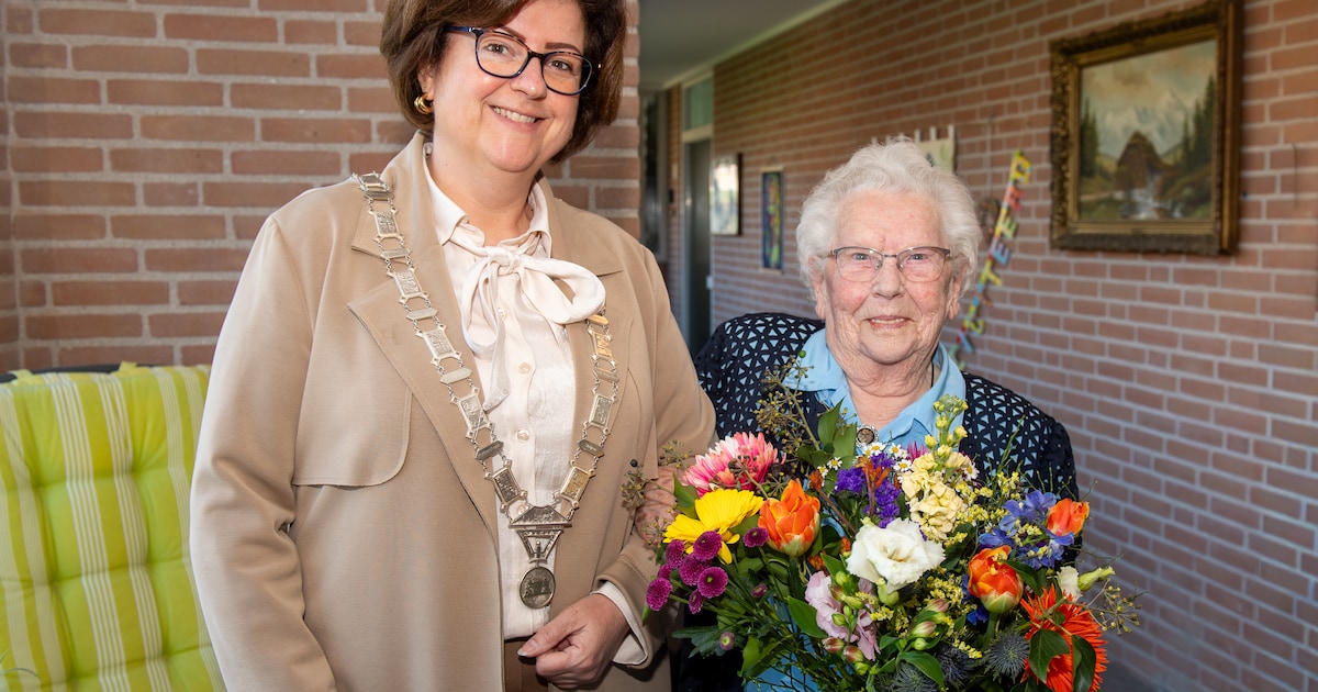 Mevrouw Maasdam-Schelling viert 100e verjaardag in Piershil