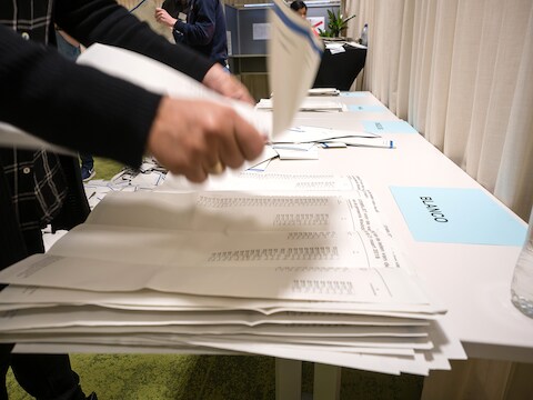 Stemmen tellen in het gemeentehuis in Waddinxveen in 2018.