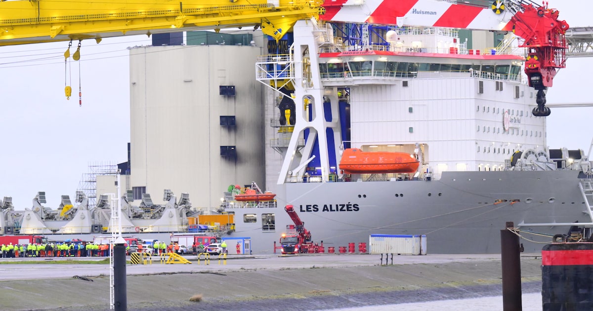 Brand aan boord van windturbinevessel 'Les Alizes' in de Eemshaven, blussen langdurige klus