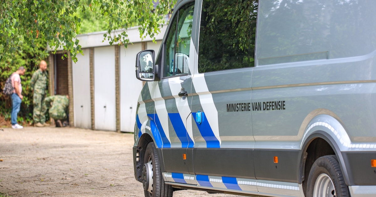 Explosieven Opruimingsdienst Defensie voert onderzoek uit bij garagebox in Drachten