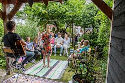 Nieuwegein zoekt huiskamers en acts voor Gluren bij de Buren