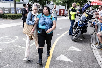 Sharda (52) laat op het laatst de handen van haar helpers los: ‘Anders komen jullie ook nog te laat’