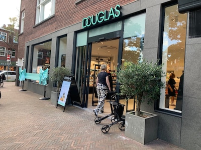 Make-up, crèmes en meer: parfumerie Winnubst aan de Van Hoytemastraat is nu een Douglas