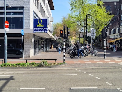 Nieuwe horecazaak op druk Eindhovens kruispunt: twee hoeken, veel glas en de hele dag open