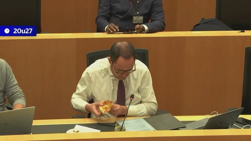 Van Quickenborne is al uren aan het woord in de Kamercommissie Financiën.