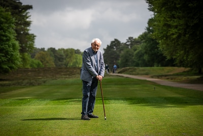 Elke dag een glas rode wijn en iedere week golfen, zo is Andries 100 jaar geworden: ‘En de bovenkame
